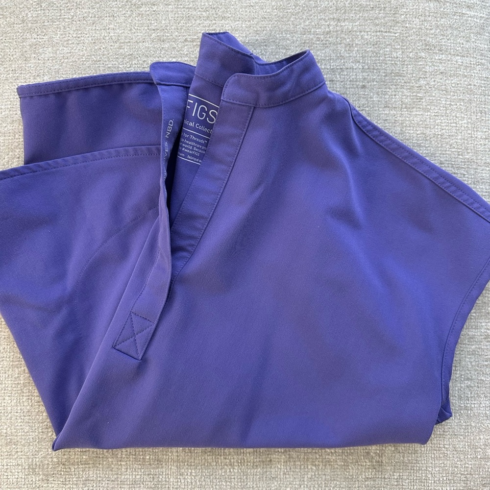 Figs Zamora jogger scrub pants and Rafaela scrub top - Picture 3 of 5